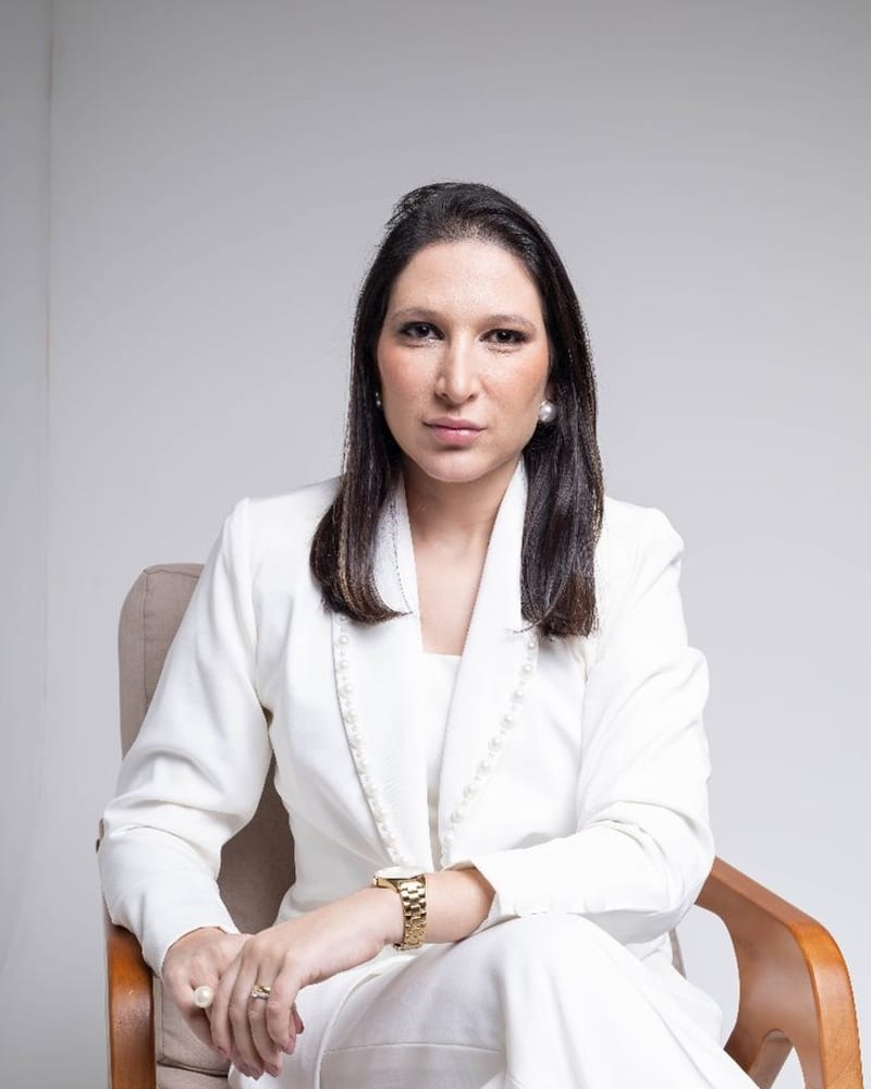 Retrato de Claudia Rivas Mendoza, socia · directora del área de familia